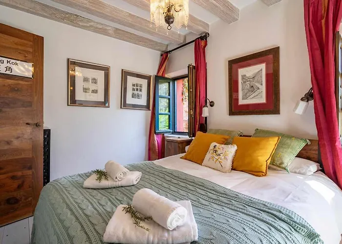 El Jardin Escondido De Chalet Helgueras